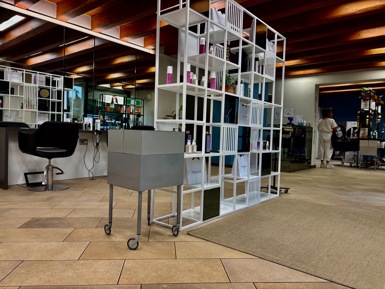 Ampio spazio del salone di Portogruaro con la libreria espositiva e i prodotti